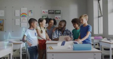 Erkek öğretmen eğilirken eğilirken tablet gösteriyor, eğitimdeki animasyon öğrenme ikonlarıyla. Sınıf, eğitim, çeşitlilik, öğrenme, ilham, işbirliği, renkli