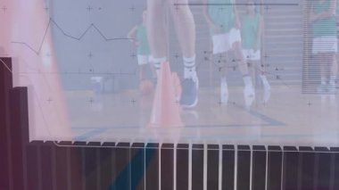 Spor salonunda çeviklik tatbikatı yapan bayan sporcular, spor teknolojisi veri grafikleri ve grafikleri sergiliyorlar. Performans, fitness, eğitim, analitik, takım çalışması, motivasyon, egzersiz