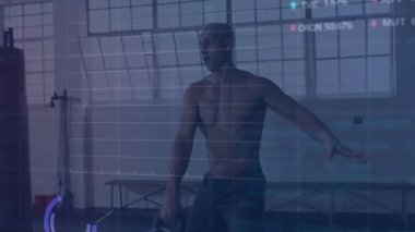 Erkek fitness meraklısı spor salonunda kettlebell kaldırıyor, animasyon ızgara çizgileri ve veri eğrileri gösteriyor. Güç, egzersiz, eğitim, dayanıklılık, biyomekanik, yenilik, sağlık