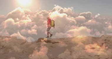 Gün doğumunda Rocky Ridge 'de duran kadın yürüyüşçü, teknolojiyle hareket eden irtifa göstergesi sunuyor. Macera, keşif, dağ, manzara, açık hava, doğa, yükseklik