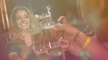 Ahşap masada bira bardağı kaldıran kadın, animasyon çizelgesi artı içecek pazarlaması için fiyat etiketi. Kutlama, sosyal, gece hayatı, şenlik, dostluk, sıcak aydınlatma, açık hava.