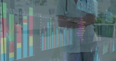 Pencerenin yanında steteskop takan doktor dijital sağlık grafikleri ve numaralarıyla etkileşimde. Tıbbi, sağlık, dijital, analiz, profesyonel, klinik, teknoloji