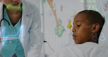 Klinikte termometreyi çocuğun alnında tutan kadın doktor holografik yaşam belirtileri gösteriyor. Sağlık, pediatri, yenilik, tanı, teknoloji, klinik, sağlık