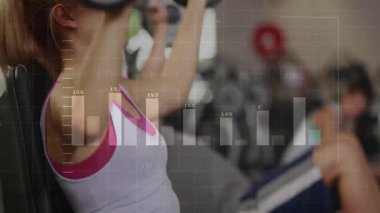 Spor salonunda ağırlık kaldıran bayan sporcu, çizgi çizelgeleri ve veri şebekelerini gösteriyor. Fitness, progress, strength, determination, innovation, health, dynaism