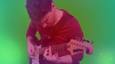 Müzik stüdyosunda elektro gitar çalan müzisyen, kafasında hareketli ses çubukları var. Performans, sanatçılık, enstrüman, yaratıcı, stüdyo, canlı, odaklanma