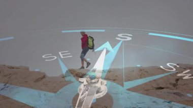 Sırt çantasıyla gezen olgun bir kadın dijital pusula teknolojisiyle başlıca yönleri gösteriyor. Macera, keşif, açık hava, navigasyon, teknoloji, arazi, engebeli