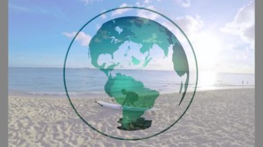 Tropikal plajda beyaz sörf tahtası tutan erkek sörfçü, eğitim için yeşil küre örtüsüne sahip. Macera, keşif, çevre, seyahat, açık hava, manzara, minimalizm