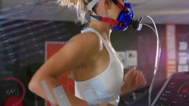 Spor salonunda koşu bandında koşan orta yaşlı bir kadın, animasyon fitness verilerini çizelgelerle örtüyor. Kardiyo, biyometrik, veri görselleştirme, sağlık, modern, teknoloji, spor