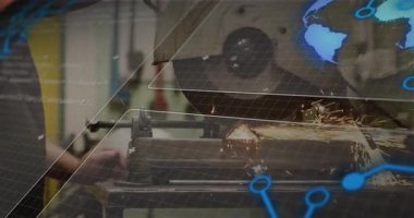 Endüstriyel atölyede çalışan metal işçileri, uçan kıvılcımlar ve dijital şebeke örtüsüyle çalışıyor. Sanayi, zanaat, teknoloji, imalat, ekipman, hassasiyet, yenilik