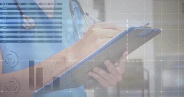 Klinikte sağlık hizmeti uzmanı tableti inceliyor. Canlandırılmış pasta grafikleri ve bar grafikleri sergiliyor. Tıbbi, teknoloji, analitik, veri, profesyonel, klinik, geleceksel