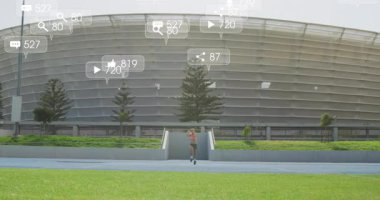 Modern stadyumda mavi pistte koşan bir kadın, yüzen sosyal medya ikonlarıyla sağlık gösteriyor. Atletizm, fitness, performans, açık hava, aktif giyim, modern mimari, dijital katılım