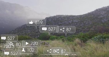 Kayalık dağ yamacında yürüyen kadın yürüyüşçü, yüzen sosyal medya pazarlama simgelerini gösteriyor. Macera, keşif, canlılık, dağ, açık hava, teknoloji, bağlantı