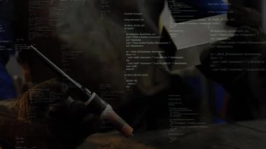 Teknik atölyede çalışan erkek teknisyen, yüzen C + + kod akımlarını gösteriyor. Sanayi, zanaat, programlama, robotik, teknoloji, yenilik, manuel