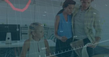 Ofis çalışanları bilgisayardaki verileri gözden geçirip, hareketli finansal grafikler gösteriyorlar. İşbirliği, veri analizi, takım çalışması, modern dekor, profesyonel, iş dünyası, dijital grafikler