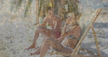 Palmiye ağacının altındaki güvertede uzanan çiftler, kalp ikonu ve çizelgesiyle sağlığa teşvik ediyorlar. Tropikal, boş zaman, rahatlama, tatil, güneşli, açık hava, yaşam tarzı