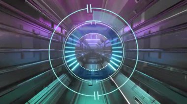 Metal koridorda yüzen 3 boyutlu dairesel holografik arayüz eflatun şeritlerle oluşturuluyor. Fütürist, bilim kurgu, teknoloji, siber, sürükleyici, dijital, yüksek teknoloji