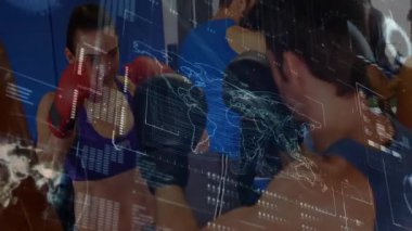 Boks salonunda kadın boksör analitik takip teknolojisiyle kum torbasını yumrukluyor. Eğitim, fitness, futuristik, atletizm, güç, teknoloji, spor