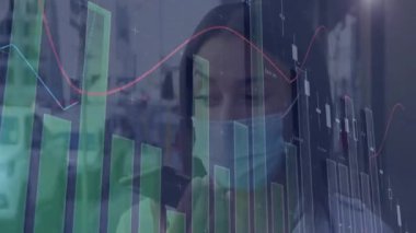 Evde akıllı telefonları kontrol eden bir kadın yeşil çubuklar ve şamdanlarla finans tablolarına bakarken. Teknoloji, finans, veri görselleştirme, analitik, yatırım, dijital ekonomi, iş