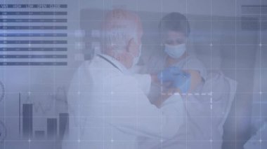 Kıdemli erkek doktor, klinikteki hastanın koluna aşı veriyor, pasta grafikleri ve bar grafikleri gösteriyor. Sağlık, aşı, klinik, tıbbi, veri görselleştirme, profesyonellik, sağlık