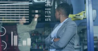 Fabrika katında çalışan kadın yönetici ve teknisyen. Makine yerine AR çizelgelerini kullanıyorlar. Sanayi, yenilik, analitik, girişim, takım çalışması, teknoloji, imalat