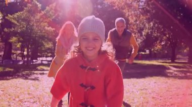 Sonbahar parkında koşan ebeveynler ve kızları, hareketli sağlık çizelgeleri ve yüzen yaprak ikonlarıyla. Aile, sonbahar, eğlence, uyum, canlılık, açık hava, sıcaklık.