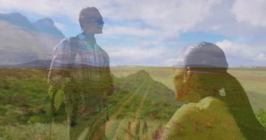 Toprak yolda yürüyen yürüyüş ortakları, animasyon sağlık istatistikleri ve yükselme grafikleri gösteriyor. Macera, keşif, doğa, açık hava, canlılık, manzara, yolculuk