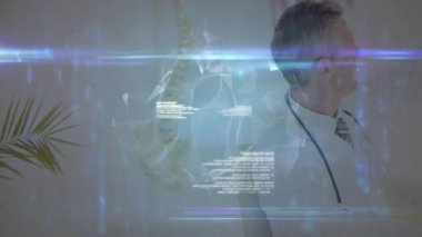 Erkek doktor, klinikte steteskopla holografik küre üzerinde çalışıyor. Üzerinde yüzen ikonlar ve kodlar var. Teknoloji, yenilik, teletıp, dijital sağlık, fütüristik, veri analizi, sağlık hizmetleri