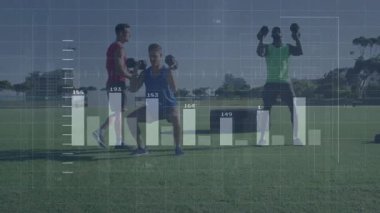 Açık havada güç antrenmanı yapan üç adam yüzen veri haritalarını ve dambılları gösteriyor. Açık hava fitness, spor analitiği, dayanıklılık eğitimi, takım çalışması, antrenman oturumu, atletizm, sağlık