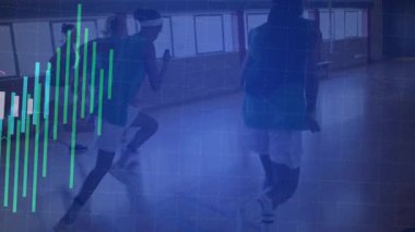 Üç takım arkadaşı sahada top sürüyor, teknik demo için çizelge ve çizelge hazırlıyorlar. Atletik, takım çalışması, rekabet, canlı, spor kıyafeti, dinamik.