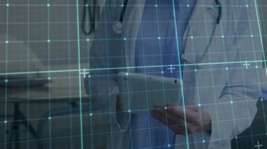 Kadın doktor muayene odasında hasta verilerini inceliyor, stetoskop ve dijital şebeke örtüsü var. Tıbbi, sağlık, teknoloji, tanı, yenilik, profesyonellik, klinik