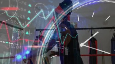 Boks koçu, sağlık analitik çizelgeleri ve grafikleriyle birlikte stajyer ekipmanlarını halkanın içine yerleştiriyor. Antrenman, spor, atlet, güç, koçluk, dijital, performans