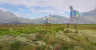 Animasyon sağlık grafikleri ve pusula simgeleriyle kayalık dağ patikalarında gezinen yürüyüş ortakları. Macera, keşif, esneklik, doğa, fitness, takım çalışması, manzara