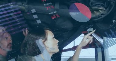 Kadın tamirci garajda süspansiyon bobini gösteriyor. Yüzen turta grafikleriyle dünya haritası çizimleri. Teknisyen, mühendislik, endüstriyel, yenilik, danışmanlık, veri görselleştirme, otomotiv