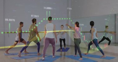 Yoga sınıfını yöneten hoca yüzen numaralar ve spor istatistiklerini gösteren şamdan çizelgeleri gösteriyor. Farkındalık, sağlık, egzersiz, spor, rahatlama, uyum, denge.