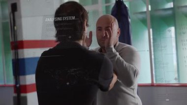 Animasyon gardiyan diyagramları ve kum torbası ikonlarıyla spor salonunda antrenörlük yapıyor. Askerler, koçluk, fitness, spor, güç, disiplin, eğitim