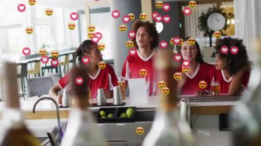 Dört arkadaş kırmızı formalar giyip konukseverlik tezgahında tezahürat yapıyorlar. Yüzen kalp emojileriyle. Kutlama, yoldaşlık, canlı, sosyal, şenlikli, gece hayatı, keyif