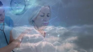 Hastanın üzerine eğilen tıbbi sağlayıcı, dijital ağ bağlantı düğümlerini, steteskopu ve saati üstüste koyuyor. Sağlık, teletıp, tanı, teknoloji, profesyonellik, sağlık, iletişim