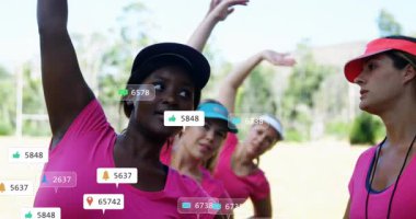 Fitness katılımcıları, yüzen sosyal medya simgeleriyle parkta yan esneme egzersizleri yapıyorlar. Aktif giysi, spor, açık hava, sağlık, motivasyon, spor salonu, sağlık