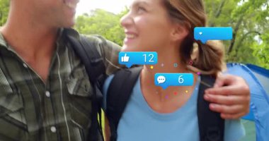 Ormanda kucaklaşan ve gülümseyen çiftler, sosyal medya pazarlamasına tepki simgeleri gösteriyorlar. Macera, açık hava, arkadaşlık, uyum, bağlantı, keşif, doğal