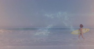 Sahilde sörf yapan dişi sörfçü, spor tasarımı için animasyonlu ışık fişekleri taşıyor. Plaj, macera, canlı, enerjik, yaşam tarzı, doğal, dinamik