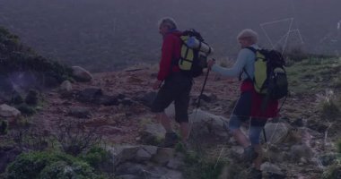 Üst düzey yürüyüşçüleri kullanarak, hareketli harita simgeleri ve yükseklik grafikleriyle yokuş yukarı seyahat etmek. Macera, keşif, dayanıklılık, yoldaşlık, engebeli, manzara, açık hava.