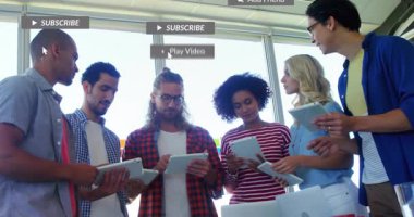 Takım arkadaşları, modern ofisteki beyaz tabletleri yüzen sosyal medya bildirimleriyle tıklatıyorlar. İşbirliği, takım çalışması, teknoloji, iletişim, yenilik, parlak, canlı