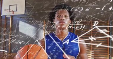 Spor salonunda basketbol oynayan erkek sporcu, eğitimdeki animasyon matematik denklemlerini sergiliyor. Spor, spor, spor salonu, atlet, hareket, eğitim, işbirliği