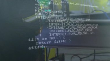 Metal kıskacı, atölye yapımında kullanılıyor kod üzerinde kıvılcımlar uçuşuyor. Sanayi, zanaat, teknoloji, yenilik, makine, mühendislik, atölye