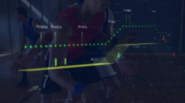 Ahşap basketbol sahası işleten iki oyuncu, finans verilerini şamdan grafikleriyle örtüyor. Atletik, takım çalışması, dijital, canlı, antrenman, rekabet, fitness