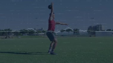 Adam çim sahasında kettlebell sallıyor. Canlandırılmış kalp ikonu ve fitness çizelgesini örtüyor. Atletik, spor, spor, spor, açık hava, eğitim, aktif, sağlık