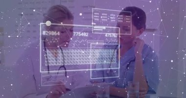 Holografik çizelgeleri sıralayan, hasta ile tıbbi konsültasyon yapan kadın doktor. Sağlık, teletıp, dijital, tanı, yenilik, profesyonellik, klinik