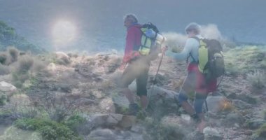 Kayalık yolda kadın yürüyüşü yapan erkek, sağlık grafiği ve nabız ikonunu gösteriyor. Macera, keşif, vahşi doğa, dayanıklılık, açık hava, aktif, yolculuk