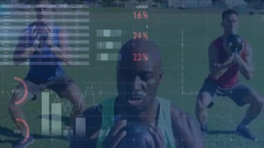 Çaydanlık çanları tutan adamlar çimenli alanda çömeliyor, üst üste konan grafiklerle zindelik istatistikleri sergiliyorlar. Fitness, egzersiz, eğitim, açık hava, güç, canlılık, dijital