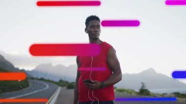 Koşucu dağ yolunda akıllı telefonu tutarken duraklıyor, yüzen fitness veri çubuklarını gösteriyor. Etkin giyim, fitness, macera, açık hava, manzara, sağlık, motivasyon